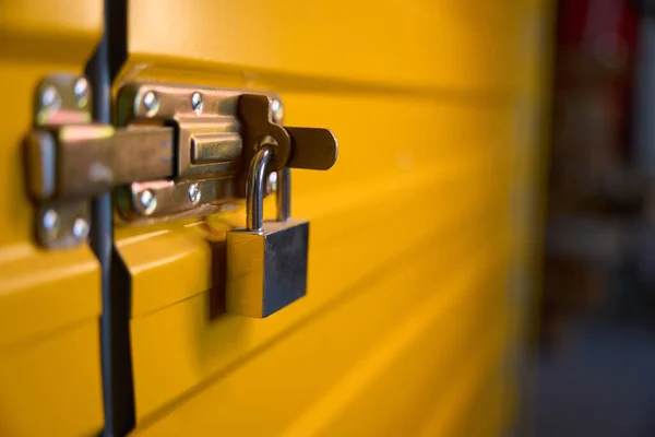 黄色的金属门是锁着的 这是一个现代化的储藏室 — 图库照片