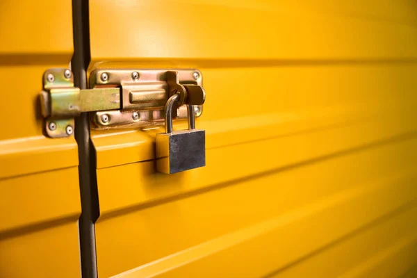 Yellow Metal Door Lock Modern Storage Room — Stock Photo, Image