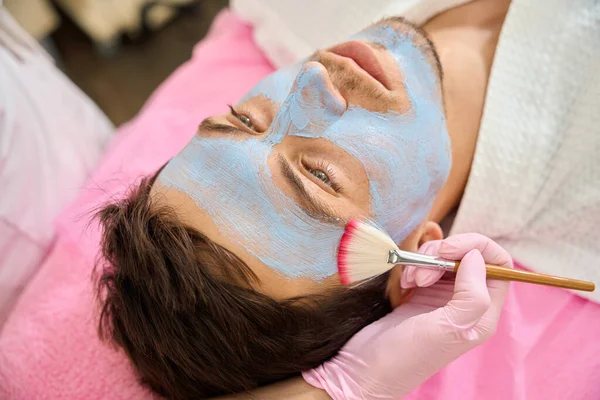Cosmetoloog Brengt Een Reinigingsmasker Aan Klanten Gezicht Met Een Zachte — Stockfoto