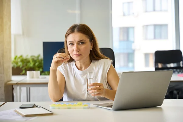 Female Manager Holds Glass Water Tablet Her Hands She Workplace — Stock Photo, Image