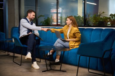 Meslektaşlar el sıkışarak birbirlerini selamlarlar, ortak çalışma alanındadırlar.