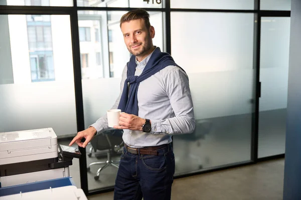 Man Uses Office Equipment Work Documents Comfortable Casual Clothes — Stock Photo, Image