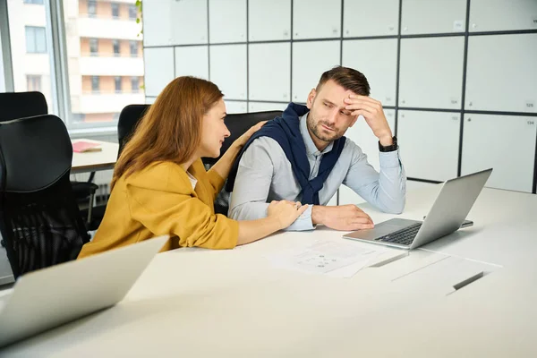 Young Manager Consoles Male Colleague Male Feeling Unwell — Stock Photo, Image