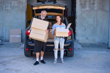 Çiftler depoya kutular dolusu şey getirdi. Rahat ve modern bir arabaları var.