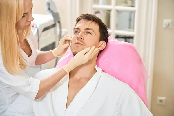 Arts Estheticus Onderzoekt Patiënten Gezicht Man Zit Comfortabel Een Cosmetologie — Stockfoto