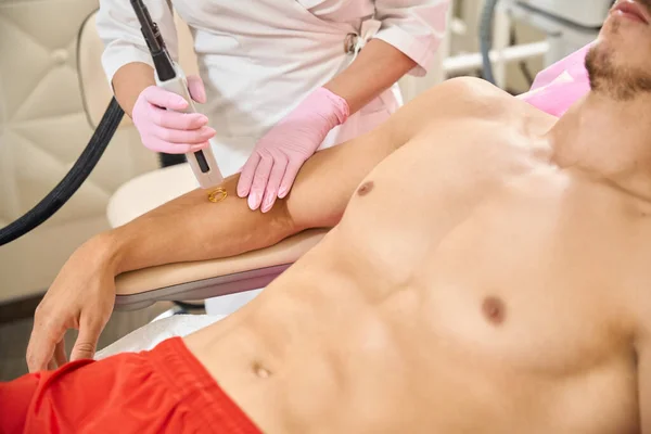 Man Red Shorts Laser Hair Removal Session His Arms Cosmetologist — Stock Photo, Image