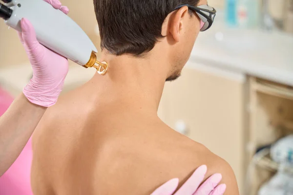 Male Laser Hair Removal Session Back Neck Professional Uses Modern — Stock Photo, Image