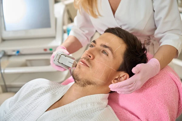 Doktor Yanak Bölgesindeki Bir Müşteriye Kozmetik Donanım Prosedürü Uyguluyor Adam — Stok fotoğraf
