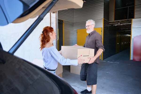 Bearded Man His Wife Unloading Trunk Car Carrying Boxes Things — Stock Photo, Image