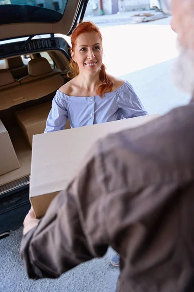 Red Haired Woman Her Husband Unloading Trunk Car Carrying Boxes — Stock Photo, Image