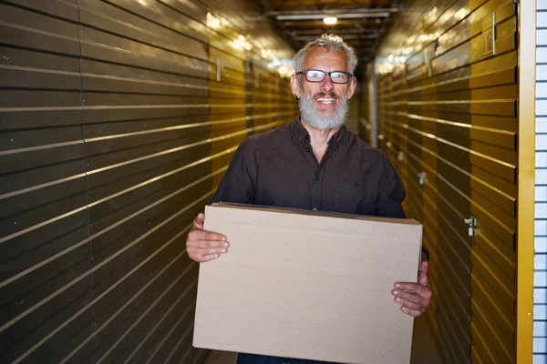 Hombre Sonriente Lleva Una Caja Cartón Está Almacén — Foto de Stock