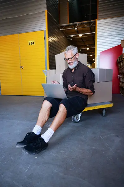 Middle Aged Male Sat Cart Boxes Communicates Laptop — Stock Photo, Image