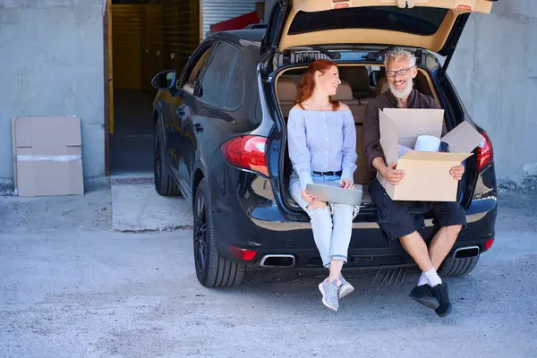 Male Female Located Laptop Things Edge Open Trunk Warehouse — Stock Photo, Image
