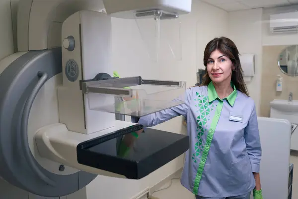 Radyoloji Odasındaki Röntgen Cihazına Yaslanmış Kadın Radyografın Belden Yukarı Portresi — Stok fotoğraf