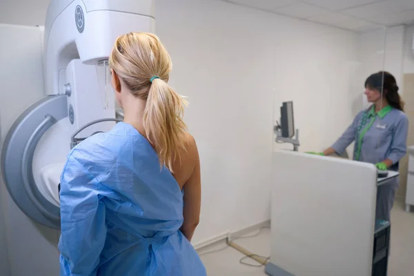 Mamografi Ünitesinin Önünde Duran Yetişkin Kadın Arka Plandaki Kontrol Konsolu — Stok fotoğraf