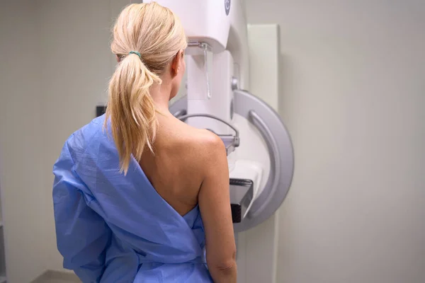 Radyoloji Odasındaki Mammografi Makinesinin Önünde Duran Kadın Hastaya Bakıyorum — Stok fotoğraf