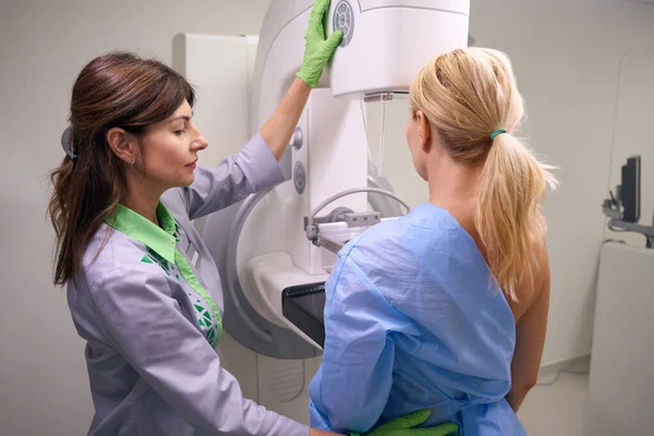 Mammograf Kontrol Paneli Kullanarak Hastanın Göğüs Duvarına Mamografi Makinesi Sıkıştırma — Stok fotoğraf