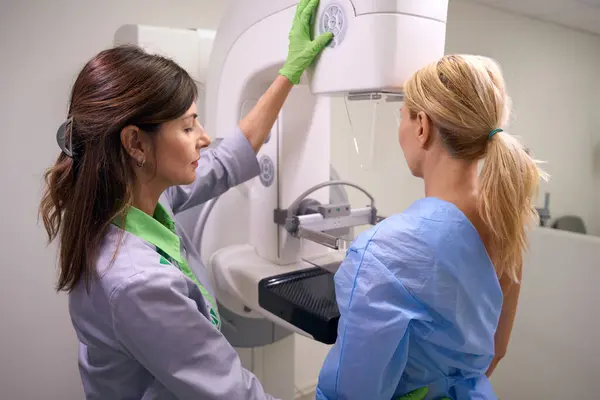 Radiographe Utilisant Panneau Commande Pour Positionner Pagaie Compression Machine Mammographie — Photo