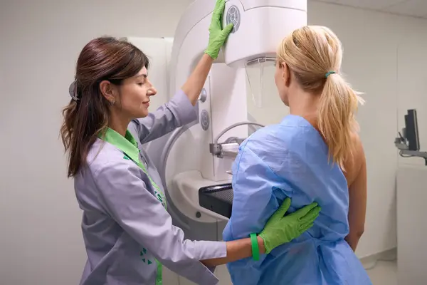 Hasta Göğüs Duvarına Baskı Küreğini Yerleştirmek Için Mammografi Makinesi Üzerinde — Stok fotoğraf