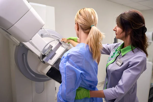 Adult Female Patient Reaching Handgrip Mammography Unit Assisted Experienced Mammographer — Stock Photo, Image