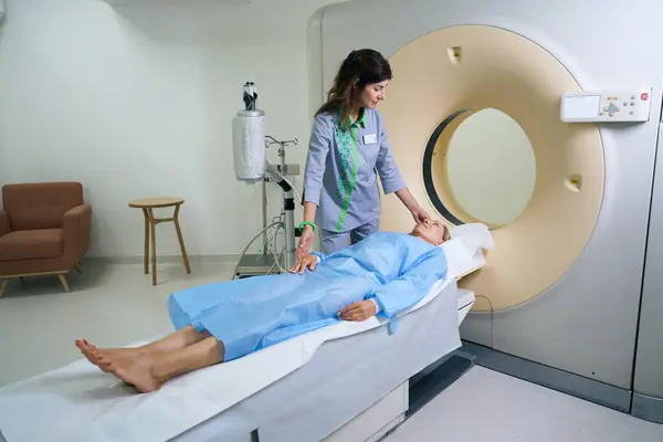 Radyograf Muayene Önlüğü Giymiş Kadın Müşteriyi Tarama Odasındaki Motorlu Tomografi — Stok fotoğraf