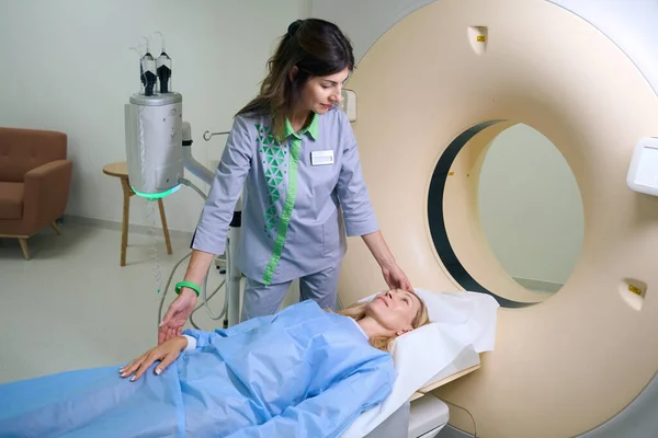 Radyolojik Teknoloji Uzmanı Yetişkin Hastayı Muayene Elbisesiyle Tarama Odasındaki Motorlu — Stok fotoğraf