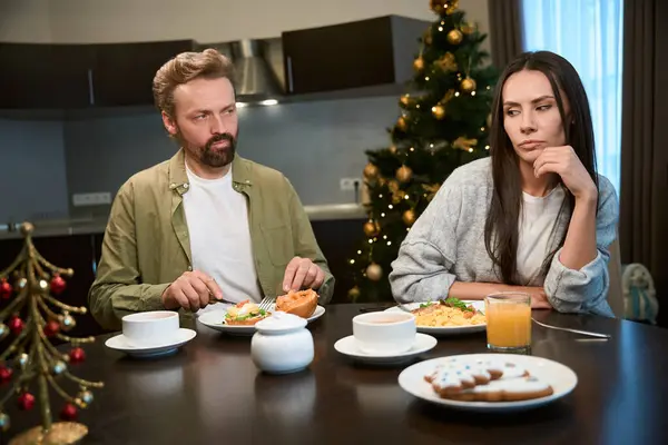 Trauriger Mann Und Frau Beim Neujahrsfrühstück Traurig Nach Streit Dekorierter — Stockfoto