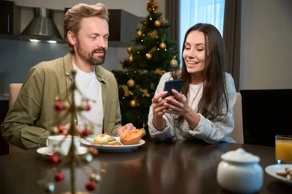 英俊的男人和女人一起吃早餐 在网上滚动买圣诞礼物 — 图库照片