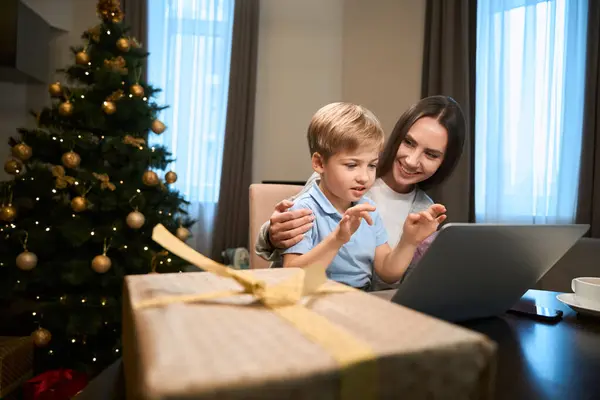 Charmanter Kleiner Junge Benutzt Computer Mit Mutter Während Hause Während — Stockfoto