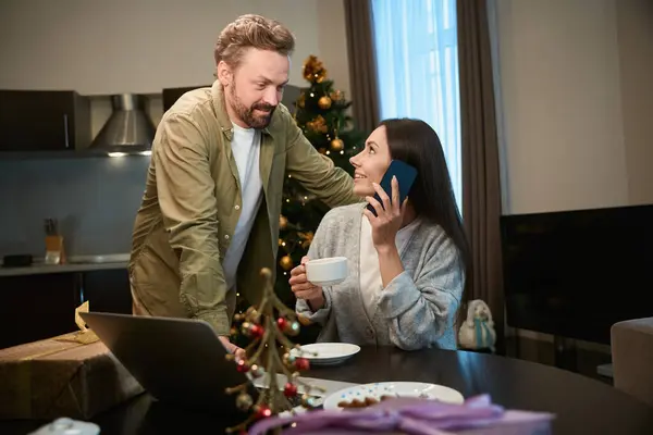 圣诞节期间 漂亮的女人和男人一起喝咖啡 用手机聊天 — 图库照片