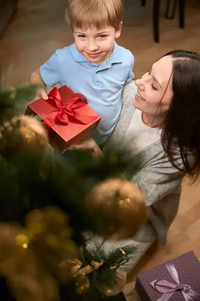Lächelnder Kleiner Junge Mit Mutter Und Weihnachtsgeschenkschachtel Hause Neujahr Feiern — Stockfoto
