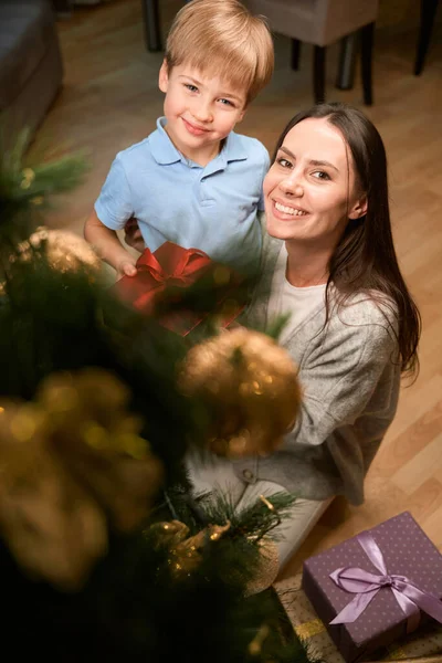 快乐的女人和儿子在家里共度除夕之夜 互赠礼物 共度寒假 — 图库照片