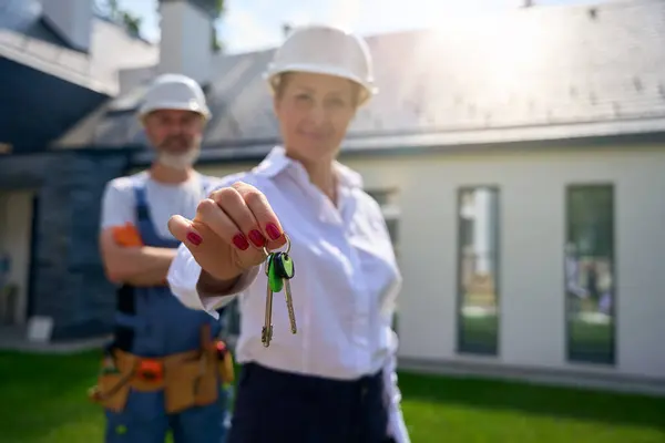 Byggledare Demonstrerar Ett Gäng Husnycklar Hand Med Stående Utanför Stuga — Stockfoto