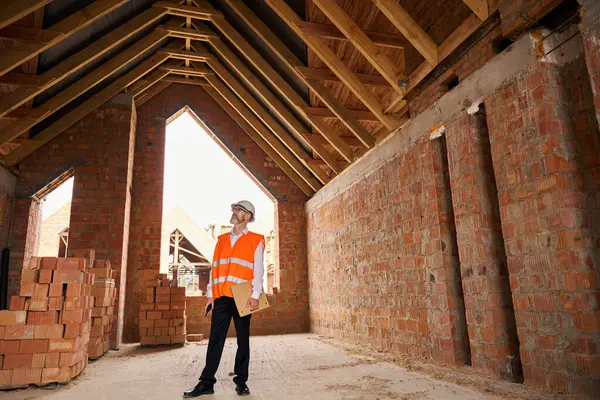 Full Length Portrait Foreman Looking While Standing Room Unfinished Brick — Stock Photo, Image