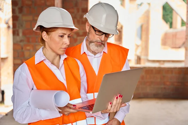 Engineer Demonstrating Data Computer Her Colleague Unfinished Dwelling House — Stock Photo, Image