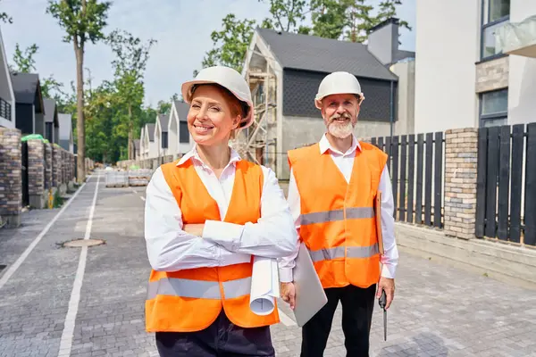 プライベート住宅の舗装通りに立っている間 笑顔のエンジニアとフォアマン — ストック写真