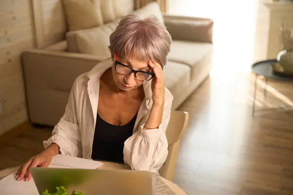 Mulher Com Óculos Funciona Remotamente Sua Cozinha Ela Usa Laptop — Fotografia de Stock