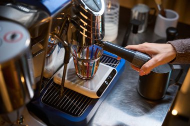 Kahve dükkanının terazisine dökülen profesyonel kahve makinesi.