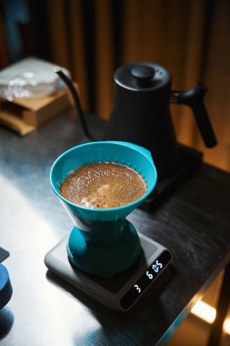 Kahve demlemek için alternatif yöntemler kullanarak siyah kahve hazırlayan tanınmamış bir barista.