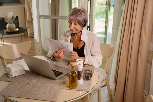 Mulher Comunica Online Sua Cozinha Laptop Ela Usa Fone Ouvido — Fotografia de Stock