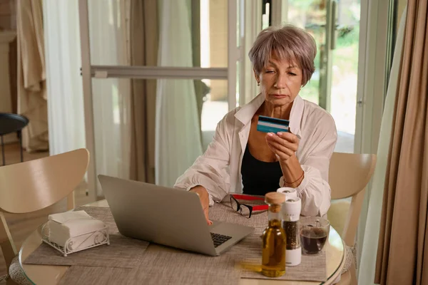 Nette Ältere Frau Beim Online Shopping Sie Benutzt Einen Laptop — Stockfoto