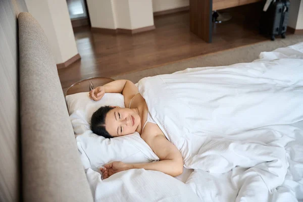 Kalme Dame Gewikkeld Deken Slapen Een Comfortabel Bed Haar Suite — Stockfoto
