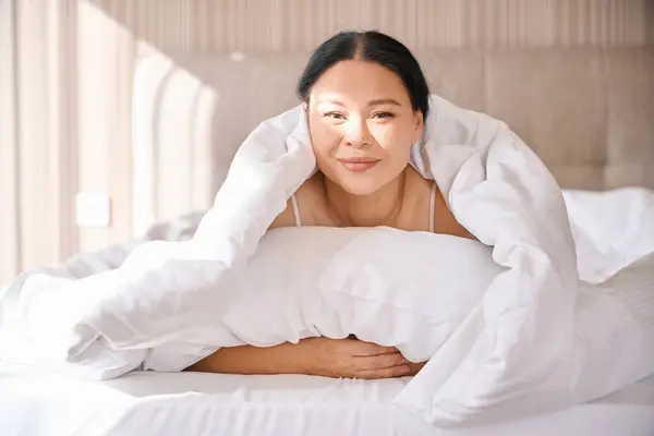 Glimlachende Vrouw Gewikkeld Witte Deken Liggend Gezellig Bed Het Ontwaken — Stockfoto