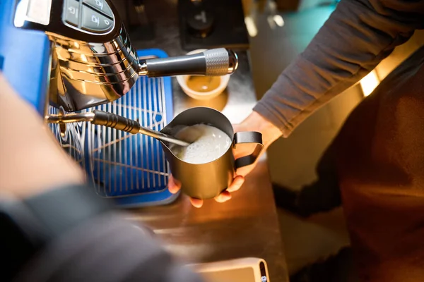 Tanınmayan Kahve Makinesi Barmen Kahvedeki Çelik Sürahide Sütünü Çırpıyor — Stok fotoğraf