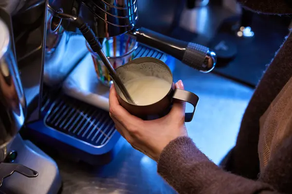 Mujer Desconocida Barista Batiendo Leche Para Latte Jarra Acero Cafetería —  Fotos de Stock