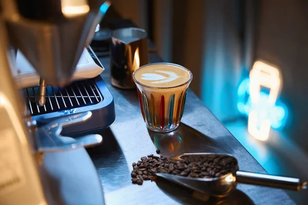 Koffiebar Met Koffiemachine Schep Met Koffiebonen Heerlijke Kop Cappuccino — Stockfoto