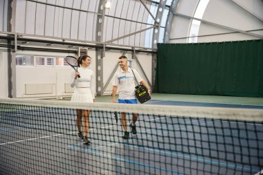 Sportif erkek ve kadın tenis oynadıktan sonra saraydan ayrılıyorlar