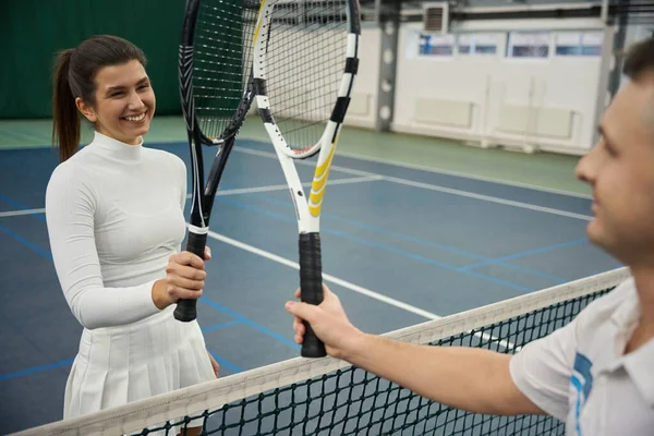 Gülen Tenis Oyuncuları Kapalı Sahada Roketli Kadın Erkekler — Stok fotoğraf