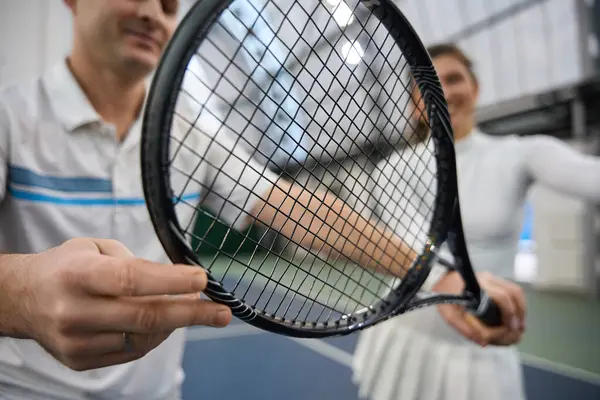 Närbild Tennisspelare Hand Håller Tennisracket Förbereder Sig För Spel Inomhus — Stockfoto