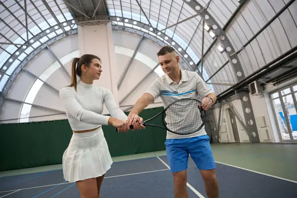 Erkek Antrenörlü Formda Bir Kadın Tenis Antrenmanında Çeviklik Tenis Raketleriyle — Stok fotoğraf